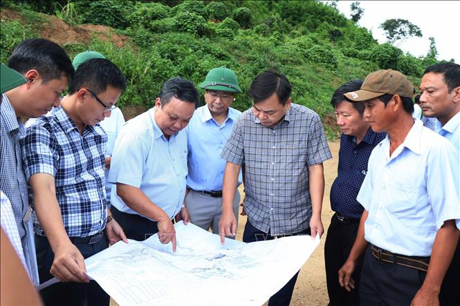 Đoàn công tác kiểm tra thực tế công trình trên địa bàn huyện Ea Kar, tỉnh Đắk Lắk. Ảnh: Tuấn Anh – TTXVN Giải pháp cấp bách gỡ vướng cho dự án hồ chứa nước Krông Pách Thượng ảnh 1