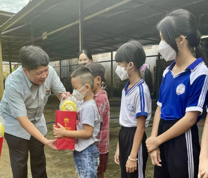 Ông Tạ Văn Hạ, Phó Chủ nhiệm Ủy ban Văn hóa-Giáo dục của Quốc tặng quà trung thu cho trẻ em có hoàn cảnh đặc biệt huyện Chợ Mới. Ảnh: Thanh Sang - TTXVN. An Giang nỗ lực thực hiện chính sách, pháp luật về phòng, chống đuối nước trẻ em ảnh 4