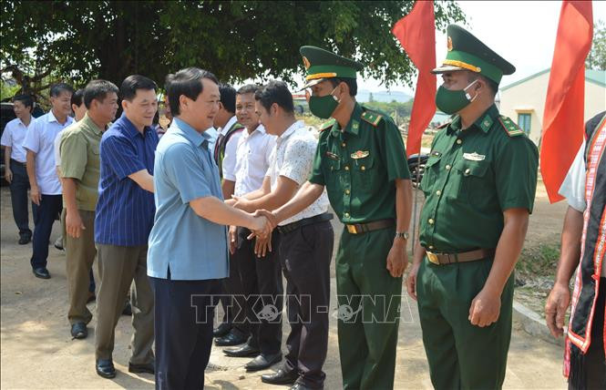 Bộ trưởng, Chủ nhiệm Ủy ban Dân tộc Hầu A Lềnh thăm, làm việc với Đồn biên phòng Ia Mơr. Ảnh: Hồng Điệp – TTXVN Bộ trưởng, Chủ nhiệm Ủy ban Dân tộc Hầu A Lềnh làm việc tại xã biên giới Ia Mơr, Gia Lai ảnh 1