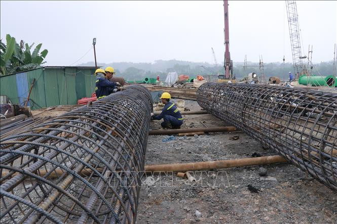 Cùng với việc đẩy nhanh tiến độ thi công cầu Giới Phiên, nhà thầu thi công luôn coi trọng việc đảm bảo an toàn lao động cho cán bộ, công nhân. Ảnh: Đức Tưởng – TTXVN Yên Bái đẩy nhanh thi công cầu Giới Phiên để vượt lũ tiểu mãn ảnh 3
