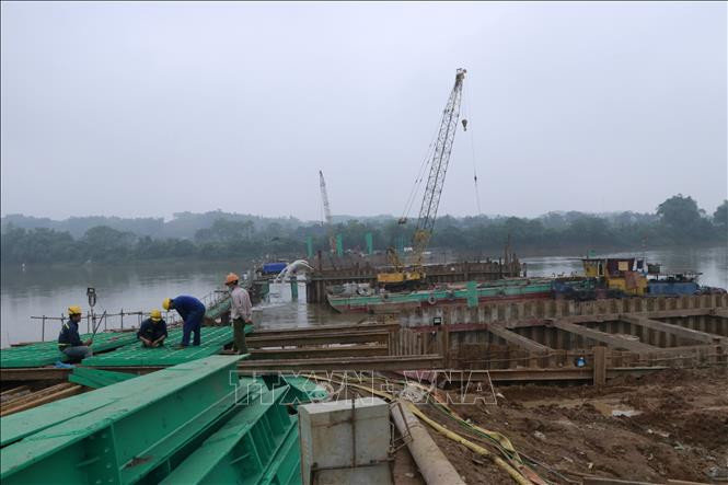 Thi công công trình cầu Giới Phiên, thành phố Yên Bái. Ảnh: Đức Tưởng – TTXVN Yên Bái đẩy nhanh thi công cầu Giới Phiên để vượt lũ tiểu mãn ảnh 5