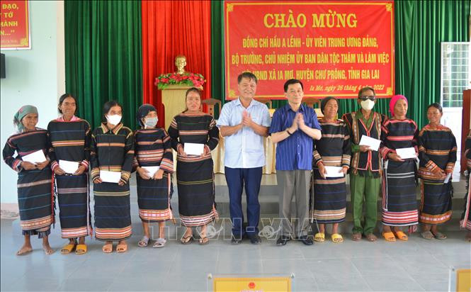 Thứ trưởng, Phó Chủ nhiệm Ủy ban Dân tộc Nông Quốc Tuấn tặng quà cho các gia đình chính sách, hộ nghèo của xã Ia Mơr. Ảnh: Hồng Điệp - TTXVN Bộ trưởng, Chủ nhiệm Ủy ban Dân tộc Hầu A Lềnh làm việc tại xã biên giới Ia Mơr, Gia Lai ảnh 2