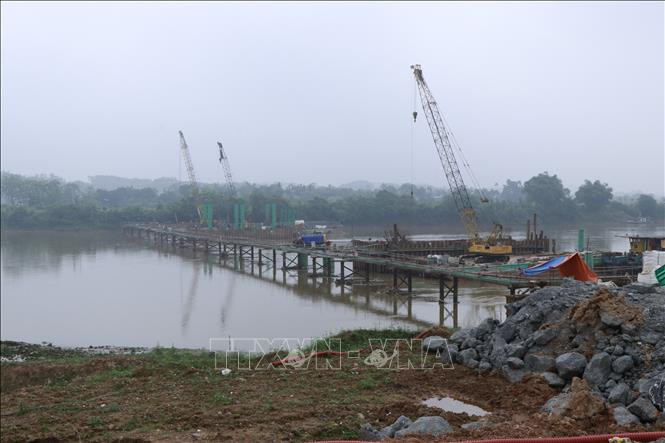 Hiện tại, giá trị khối lượng thi công công trình cầu Giới Phiên ước đạt 44.000/588.804 triệu đồng. Ảnh: Đức Tưởng – TTXVN Yên Bái đẩy nhanh thi công cầu Giới Phiên để vượt lũ tiểu mãn ảnh 1