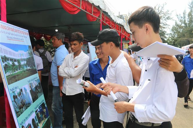 Học sinh, sinh viên tìm hiểu thông tin tuyển sinh học nghề. Ảnh: Thanh Hòa - TTXVN Trà Vinh tư vấn nghề và việc làm cho học sinh, sinh viên ảnh 1