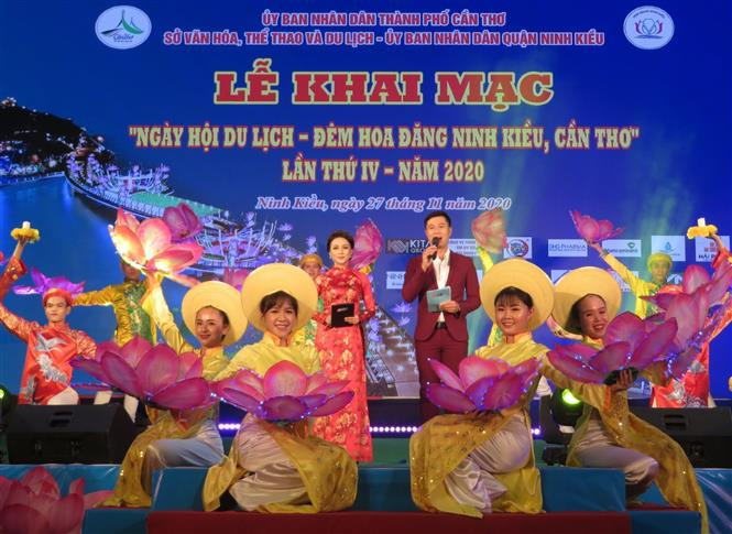 Các tiết mục nghệ thuật tại Lễ khai mạc. Ảnh: Ánh Tuyết – TTXVN Khai mạc “Ngày hội du lịch - Đêm hoa đăng Ninh Kiều, Cần Thơ” lần thứ IV năm 2020 ảnh 1