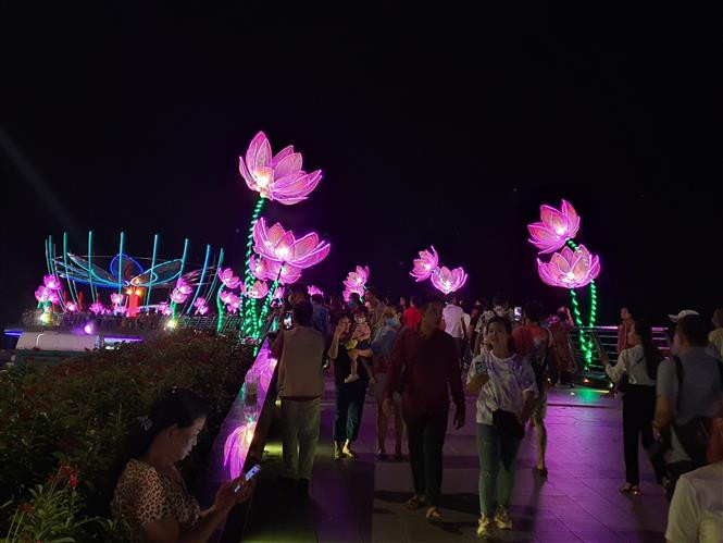 Các mô hình hoa đăng, vườn sen trong Ngày hội. Ảnh: Ánh Tuyết – TTXVN Khai mạc “Ngày hội du lịch - Đêm hoa đăng Ninh Kiều, Cần Thơ” lần thứ IV năm 2020 ảnh 3