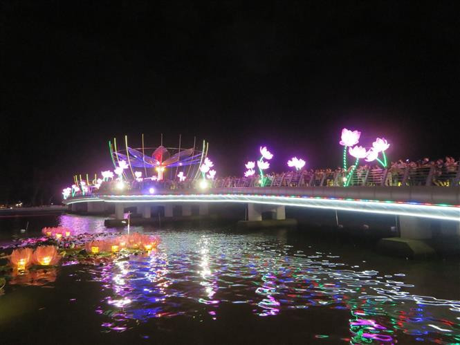 Các mô hình hoa đăng trong Ngày hội. Ảnh: Ánh Tuyết – TTXVN Khai mạc “Ngày hội du lịch - Đêm hoa đăng Ninh Kiều, Cần Thơ” lần thứ IV năm 2020 ảnh 2
