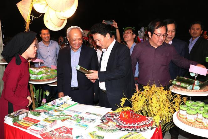 Phó Chủ tịch Quốc hội Uông Chu Lưu thăm các gian hàng giới thiệu sản phẩm du lịch, nông sản tiêu biểu của 8 tỉnh Tây Bắc mở rộng. Ảnh: Minh Tâm-TTXVN Hội tụ nét tinh hoa văn hóa ẩm thực Tây Bắc ảnh 2