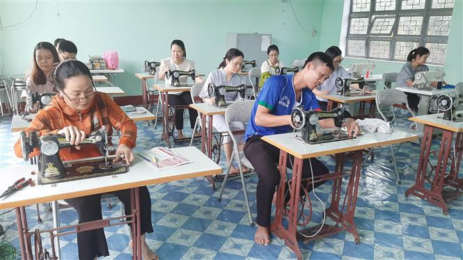 Các học viên tham gia khóa học may tại Trung tâm Giáo dục Nghề nghiệp - Giáo dục Thường xuyên huyện Kbang. Ảnh: Hoài Nam - TTXVN Đào tạo nghề, góp phần giảm đói nghèo vùng nông thôn Gia Lai ảnh 1