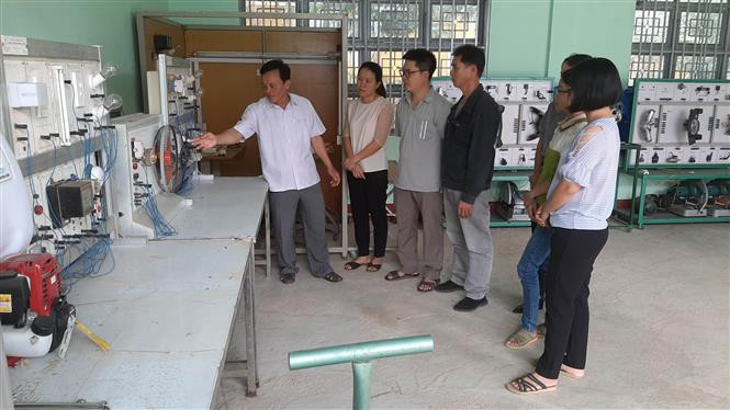 Giờ học nghề cơ khí của các học viên tại Trung tâm Giáo dục Nghề nghiệp - Giáo dục Thường xuyên huyện Kbang. Ảnh: Hoài Nam - TTXVN Đào tạo nghề, góp phần giảm đói nghèo vùng nông thôn Gia Lai ảnh 3
