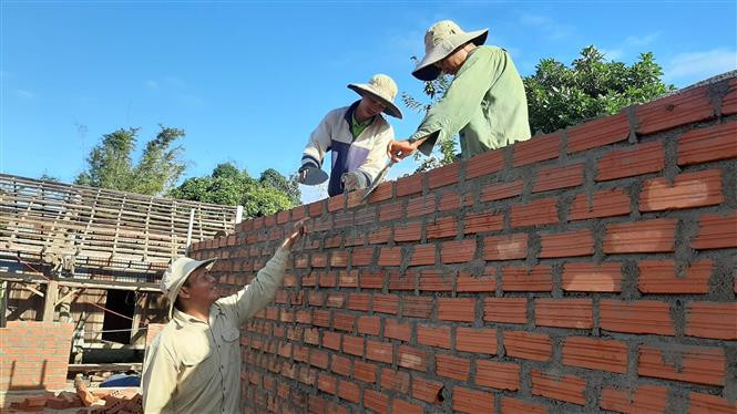 Nhiều người dân ở làng Mơ Hven Ôr, xã Kông Lơng Khơng (Kbang, Gia Lai) đã hoàn thành khóa đào tạo nghề thợ nề và có việc làm ổn định. Ảnh: Hoài Nam - TTXVN Đào tạo nghề, góp phần giảm đói nghèo vùng nông thôn Gia Lai ảnh 4