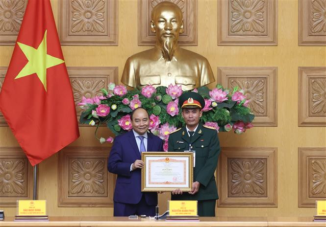 Thủ tướng Nguyễn Xuân Phúc tặng Bằng khen cho các đại biểu tiêu biểu. Ảnh: Thống Nhất – TTXVN Thủ tướng Nguyễn Xuân Phúc gặp mặt đại biểu dự Lễ tuyên dương "Những tấm gương sáng thầm lặng vì cộng đồng" ảnh 4