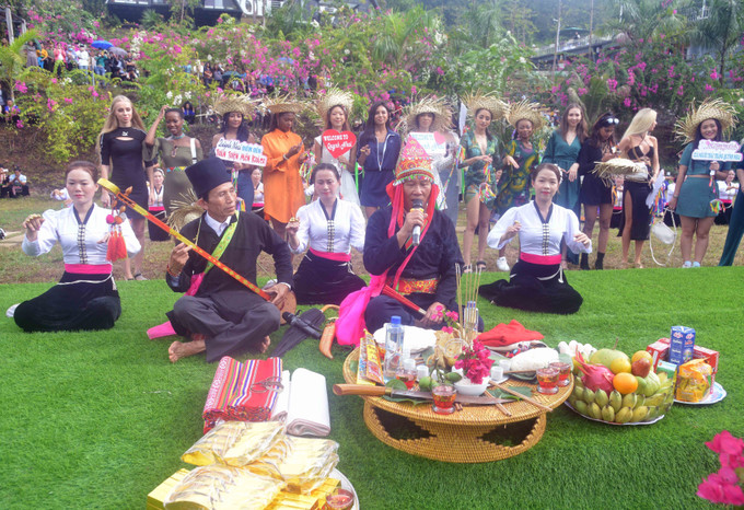 Tái hiện Nghi lễ gội đầu của người Thái trắng, huyện Quỳnh Nhai. Ảnh: Quang Quyết-TTXVN Các thí sinh Hoa hậu Du lịch thế giới ấn tượng với trải nghiệm Lễ hội gội đầu của người Thái trắng ảnh 1