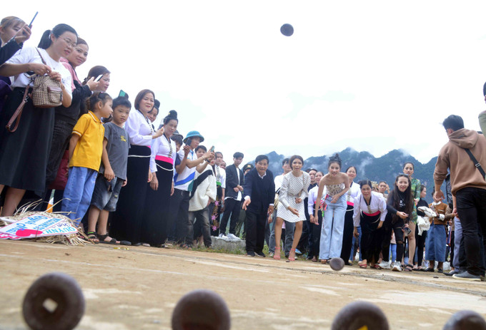 Các thí sinh của Cuộc thi Hoa hậu Du lịch Thế giới 2022 trải nghiệm trò chơi dân gian Tó Má Lẹ của người Thái. Ảnh: Quang Quyết-TTXVN Các thí sinh Hoa hậu Du lịch thế giới ấn tượng với trải nghiệm Lễ hội gội đầu của người Thái trắng ảnh 5