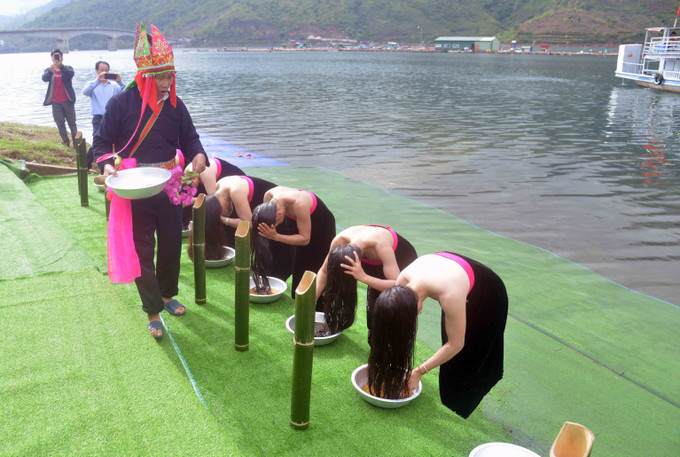 Tái hiện Nghi lễ gội đầu của người Thái trắng, huyện Quỳnh Nhai. Ảnh: Quang Quyết-TTXVN Các thí sinh Hoa hậu Du lịch thế giới ấn tượng với trải nghiệm Lễ hội gội đầu của người Thái trắng ảnh 2
