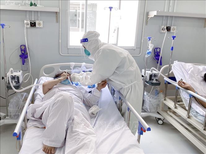 Đội ngũ y bác sĩ bệnh viện Việt Đức tận tâm ngày đêm điều trị cho bệnh nhân COVID-19 tại Trung tâm. Ảnh: TTXVN phát Đề xuất cơ chế chính sách nhằm giảm bớt khó khăn cho đội ngũ tuyến đầu chống dịch COVID-19 ảnh 2