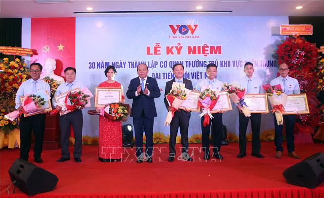 Trao Bằng khen cho một số cá nhân Cơ quan thường trú Khu vực miền Trung của Đài Tiếng nói Việt Nam có thành tích trong xây dựng phát triển cơ quan. Ảnh: Trần Lê Lâm – TTXVN VOV miền Trung - Gần gũi với cuộc sống người dân ảnh 3