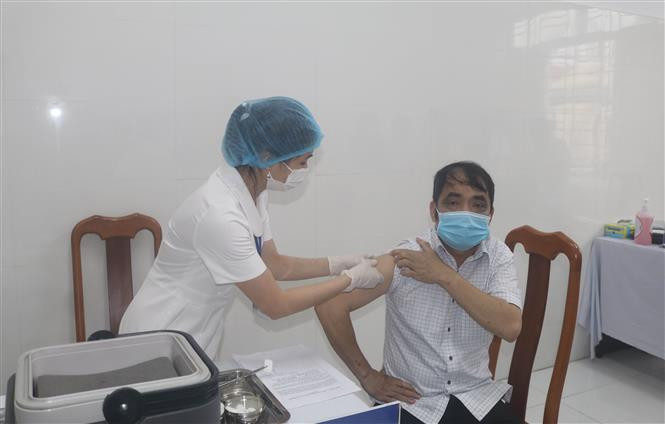 Tiêm vaccine phòng COVID-19 cho cán bộ Sở y tế tỉnh Cao Bằng. Ảnh: Chu Hiệu - TTXVN Thêm một ca mắc COVID-19 mới, 26 bệnh nhân được công bố khỏi bệnh ảnh 1