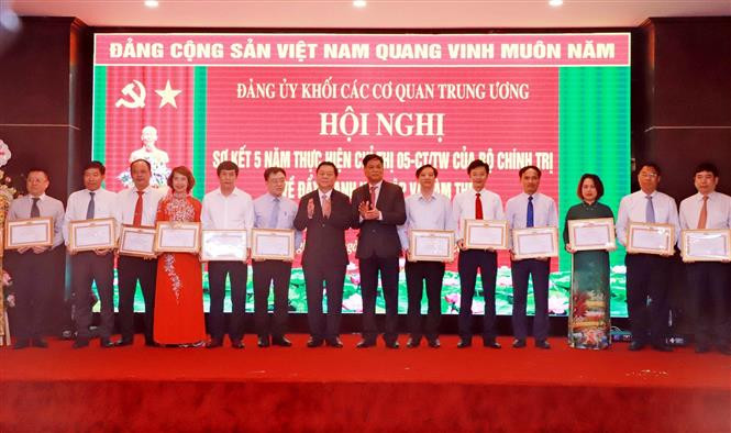 Đồng chí Nguyễn Trọng Nghĩa, Bí thư Trung ương Đảng, Trưởng Ban Tuyên giáo Trung ương trao Bằng khen của Ban Thường vụ Đảng ủy Khối tặng thưởng các tập thể có thành tích xuất sắc. Ảnh: Tá Chuyên - TTXVN Đảng bộ Khối cơ quan Trung ương: Coi trọng vai trò nêu gương của người đứng đầu trong thực hiện Chỉ thị 05 ảnh 5