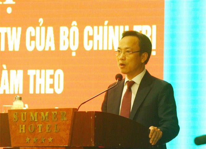 Đồng chí Lại Xuân Lâm, Phó Bí thư Đảng ủy Khối các cơ quan Trung ương trình bày Báo cáo tóm tắt kết quả 5 năm thực hiện Chỉ thị 05 – CT/TW. Ảnh: Tá Chuyên – TTXVN Đảng bộ Khối cơ quan Trung ương: Coi trọng vai trò nêu gương của người đứng đầu trong thực hiện Chỉ thị 05 ảnh 2