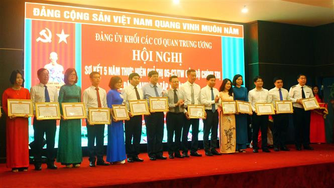 Đồng chí Lê Quốc Minh, Ủy viên Trung ương Đảng, Ủy viên Ban Chấp hành Đảng bộ Khối các cơ quan Trung ương, Bí thư Đảng ủy, Phó Tổng giám đốc TTXVN trao Bằng khen của Ban Thường vụ Đảng ủy Khối tặng thưởng các tập thể có thành tích xuất sắc. Ảnh: Tá Chuyên - TTXVN Đảng bộ Khối cơ quan Trung ương: Coi trọng vai trò nêu gương của người đứng đầu trong thực hiện Chỉ thị 05 ảnh 6