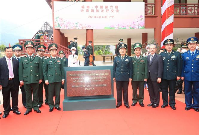 Bộ trưởng Quốc phòng Phan Văn Giang và Bộ trưởng Quốc phòng Trung Quốc Ngụy Phượng Hòa dự lễ khánh thành Nhà văn hóa xã Đồng Văn, huyện Bình Liêu, tỉnh Quảng Ninh. Ảnh: Trọng Đức - TTXVN Giao lưu hữu nghị quốc phòng biên giới Việt - Trung lần thứ 6: Xây dựng, bảo vệ biên giới chung hòa bình, ổn định, hợp tác, phát triển ảnh 6