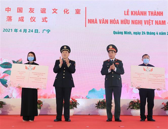 Bộ trưởng Quốc phòng Phan Văn Giang và Bộ trưởng Quốc phòng Trung Quốc Ngụy Phượng Hòa tặng quà cho chính quyền và nhân dân xã Đồng Văn, huyện Bình Liêu, tỉnh Quảng Ninh. Ảnh: Trọng Đức - TTXVN Giao lưu hữu nghị quốc phòng biên giới Việt - Trung lần thứ 6: Xây dựng, bảo vệ biên giới chung hòa bình, ổn định, hợp tác, phát triển ảnh 5