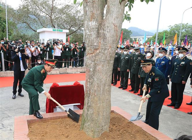 Bộ trưởng Quốc phòng Phan Văn Giang và Bộ trưởng Quốc phòng Trung Quốc Ngụy Phượng Hòa trồng cây lưu niệm tại Cửa khẩu Hoành Mô, huyện Bình Liêu. Ảnh: Trọng Đức - TTXVN Giao lưu hữu nghị quốc phòng biên giới Việt - Trung lần thứ 6: Xây dựng, bảo vệ biên giới chung hòa bình, ổn định, hợp tác, phát triển ảnh 7