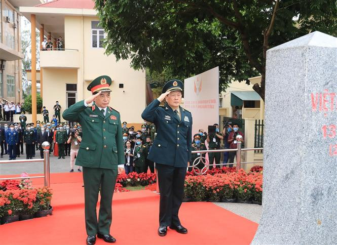 Bộ trưởng Quốc phòng Phan Văn Giang và Bộ trưởng Quốc phòng Trung Quốc Ngụy Phượng Hòa thực hiện nghi lễ chào cột mốc chủ quyền của Việt Nam. Ảnh: Trọng Đức - TTXVN Giao lưu hữu nghị quốc phòng biên giới Việt - Trung lần thứ 6: Xây dựng, bảo vệ biên giới chung hòa bình, ổn định, hợp tác, phát triển ảnh 2