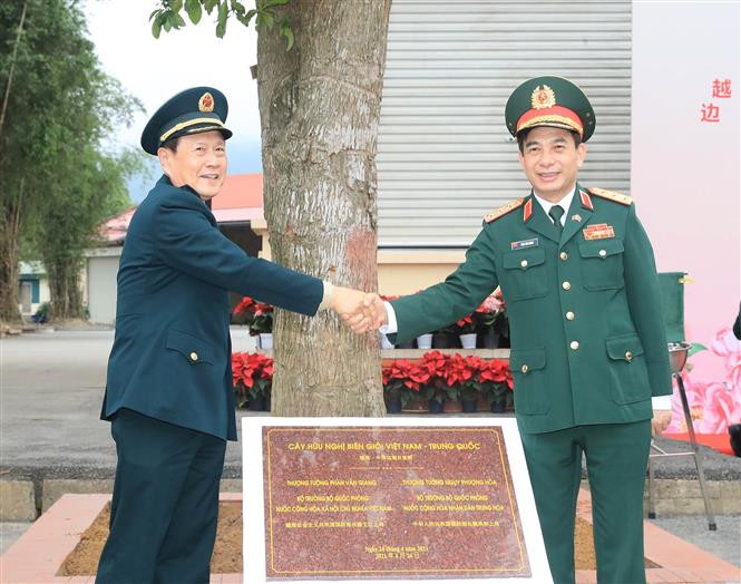 Bộ trưởng Quốc phòng Phan Văn Giang và Bộ trưởng Quốc phòng Trung Quốc Ngụy Phượng Hòa bắt tay hữu nghị sau lễ trồng cây lưu niệm tại Cửa khẩu Hoành Mô, huyện Bình Liêu. Ảnh: Trọng Đức - TTXVN Giao lưu hữu nghị quốc phòng biên giới Việt - Trung lần thứ 6: Xây dựng, bảo vệ biên giới chung hòa bình, ổn định, hợp tác, phát triển ảnh 8