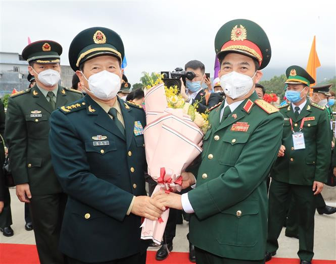 Bộ trưởng Quốc phòng Phan Văn Giang đón Bộ trưởng Quốc phòng Ngụy Phượng Hòa tại Cửa khẩu Hoành Mô. Ảnh: Trọng Đức - TTXVN Giao lưu hữu nghị quốc phòng biên giới Việt - Trung lần thứ 6: Xây dựng, bảo vệ biên giới chung hòa bình, ổn định, hợp tác, phát triển ảnh 1