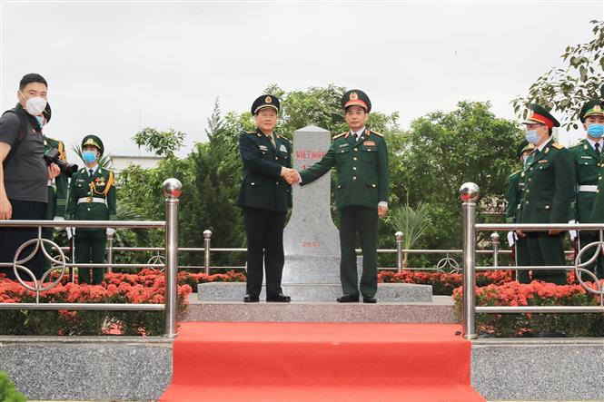 Bộ trưởng Quốc phòng Phan Văn Giang và Bộ trưởng Quốc phòng Trung Quốc Ngụy Phượng Hòa bắt tay nhau trước cột mốc chủ quyền 1317 (2) thuộc địa bàn xã Hoành Mô, huyện Bình Liêu, tỉnh Quảng Ninh. Ảnh: Trọng Đức - TTXVN Giao lưu hữu nghị quốc phòng biên giới Việt - Trung lần thứ 6: Xây dựng, bảo vệ biên giới chung hòa bình, ổn định, hợp tác, phát triển ảnh 3