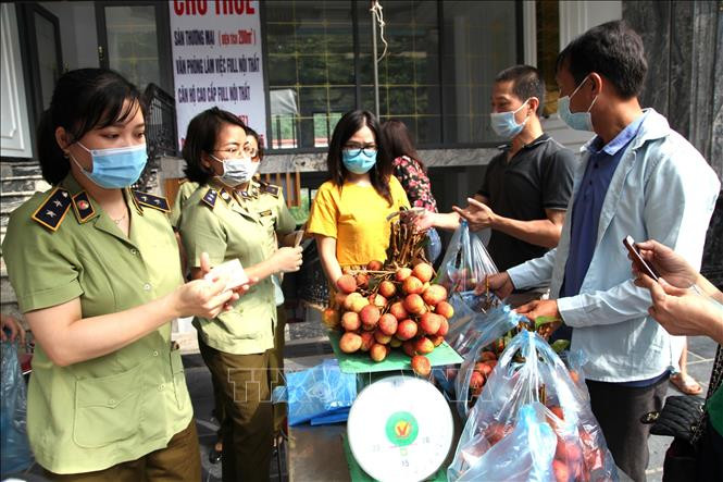 Điểm hỗ trợ bán vải thiều Bắc Giang tại thành phố Hà Giang. Ảnh: Minh Tâm-TTXVN Hà Giang triển khai nhiều điểm bán vải thiều Bắc Giang ảnh 2