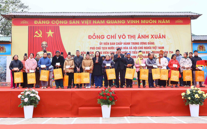 Phó Chủ tịch nước Võ Thị Ánh Xuân và Bí thư Tỉnh ủy Sơn La Nguyễn Hữu Đông trao quà cho các hộ gia đình có hoàn cảnh khó khăn. Ảnh: Quang Quyết-TTXVN Phó Chủ tịch nước Võ Thị Ánh Xuân thăm, làm việc tại Sơn La ảnh 8