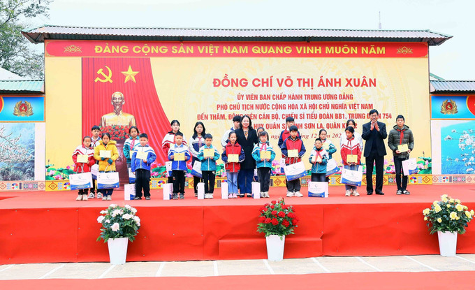 Phó Chủ tịch nước Võ Thị Ánh Xuân và Bí thư Tỉnh ủy Sơn La trao quà cho học sinh có hoàn cảnh khó khăn. Ảnh: Quang Quyết-TTXVN Phó Chủ tịch nước Võ Thị Ánh Xuân thăm, làm việc tại Sơn La ảnh 6