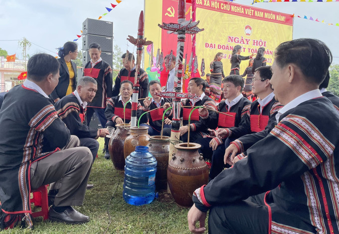 Chủ tịch Hội đồng Dân tộc của Quốc hội Y Thanh Hà Niê Kdăm cùng các đại biểu thưởng thức rượu cần với nhân dân buôn Ciết, xã Ea Tiêu, huyện Cư Kuin, tỉnh Đắk Lắk. Ảnh: TTXVN phát Đắk Lắk tăng cường, củng cố khối đại đoàn kết dân tộc ảnh 2