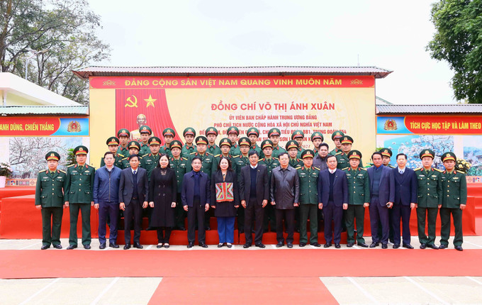 Phó Chủ tịch nước Võ Thị Ánh Xuân và các cán bộ, chiến sĩ Tiểu đoàn Bộ binh 1, Trung đoàn 754, Bộ Chỉ huy Quân sự tỉnh Sơn La. Ảnh: Quang Quyết-TTXVN Phó Chủ tịch nước Võ Thị Ánh Xuân thăm, làm việc tại Sơn La ảnh 3