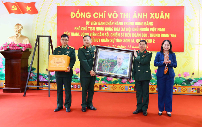 Phó Chủ tịch nước Võ Thị Ánh Xuân tặng ảnh Bác Hồ cho Tiểu đoàn Bộ binh 1, Trung đoàn 754, Bộ Chỉ huy Quân sự tỉnh Sơn La. Ảnh: Quang Quyết-TTXVN Phó Chủ tịch nước Võ Thị Ánh Xuân thăm, làm việc tại Sơn La ảnh 2