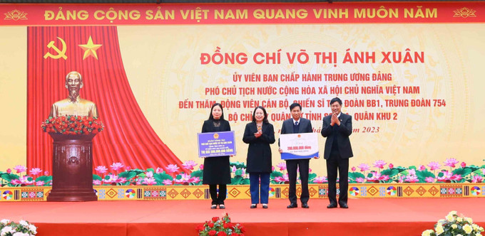 Phó Chủ tịch nước Võ Thị Ánh Xuân và Bí thư Tỉnh ủy Sơn La Nguyễn Hữu Đông trao biểu trưng kinh phí hỗ trợ làm 10 nhà Đại đoàn kết và tiền hỗ trợ từ Quỹ hỗ trợ trẻ em Việt Nam cho tỉnh Sơn La. Ảnh: Quang Quyết-TTXVN Phó Chủ tịch nước Võ Thị Ánh Xuân thăm, làm việc tại Sơn La ảnh 7