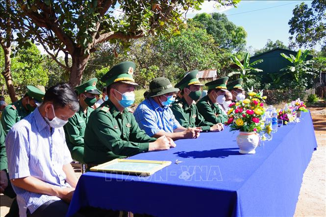 Biên phòng tỉnh Gia Lai tổ chức trao tặng mái ấm biên cương cho gia đình ông Rơ Lan Kem, hộ nghèo, làng Bi, xã Ia O, huyện Ia Grai (Gia Lai). Ảnh: Hồng Điệp – TTXVN Xuân về trên những mái ấm biên cương Gia Lai ảnh 1
