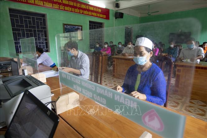 Trong 10 tháng năm 2021, Ngân hàng Chính sách Xã hội tỉnh Hòa Bình đã phục vụ được 30 ngàn lượt hộ nghèo và các đối tượng chính sách khác vay vốn đầu tư phát triển sản xuất, kinh doanh. Ảnh: Trọng Đạt-TTXVN Hòa Bình phát triển bền vững vùng đồng bào dân tộc thiểu số ảnh 2
