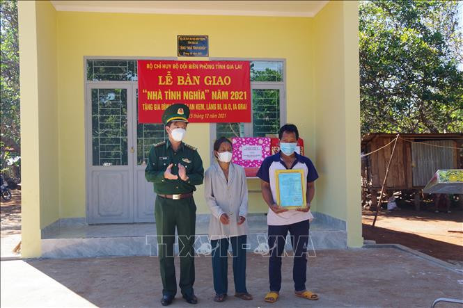 Biên phòng tỉnh Gia Lai tổ chức trao tặng mái ấm biên cương cho gia đình ông Rơ Lan Kem, hộ nghèo, làng Bi, xã Ia O, huyện Ia Grai (Gia Lai). Ảnh: Hồng Điệp - TTXVN Xuân về trên những mái ấm biên cương Gia Lai ảnh 2