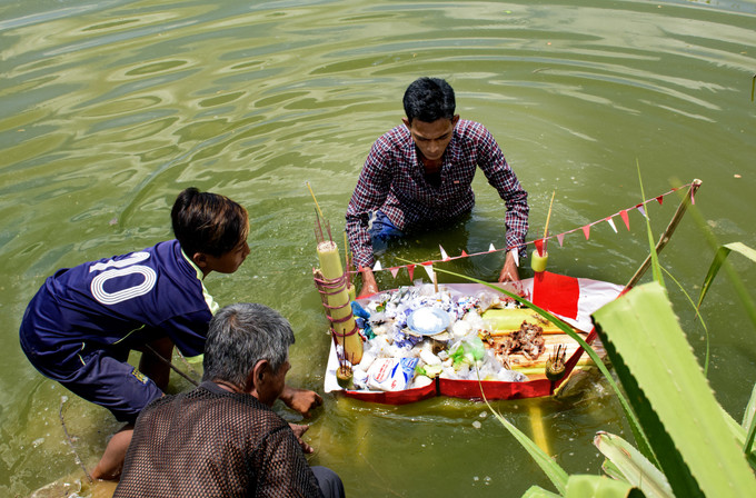 Ngày kết thúc lễ, người Khmer ở Sóc Trăng tổ chức nghi lễ tống tiễn với các lễ vật như muối, gạo, củi... được đặt trên một chiếc thuyền bằng bẹ chuối. Ảnh: Cao Long Đầu năm đi chơi hội Thắc Côn ảnh 4