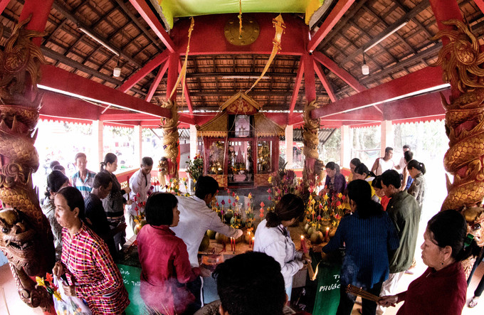 Đồng bào Khmer ở Sóc Trăng dâng cúng lễ vật trong lễ hội Thắc Côn ở ấp An Trạch, xã An Hiệp, huyện Châu Thành (Sóc Trăng). Ảnh: Cao Long Đầu năm đi chơi hội Thắc Côn ảnh 1