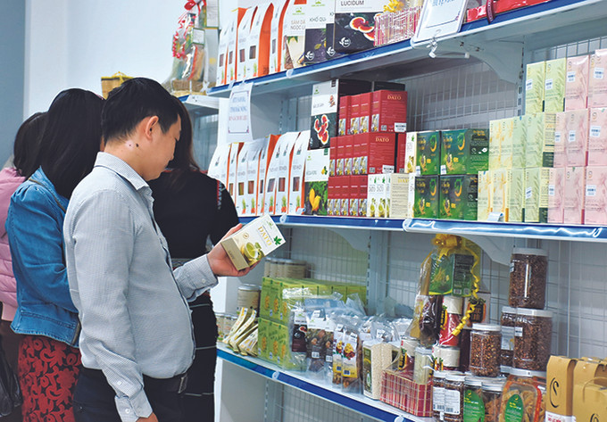 Sản phẩm chuỗi liên kết giá trị của huyện Đắk Tô được giới thiệu, quảng bá trong các hội chợ thương mại ở tỉnh Kon Tum. Ảnh: Văn Phương Đắk Tô phát huy hiệu quả liên kết chuỗi giá trị ảnh 8