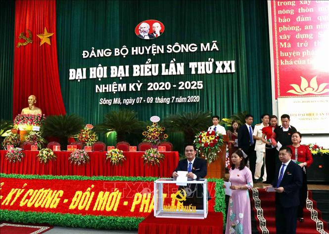 Các đại biểu bỏ phiếu bầu Ban Chấp hành Đảng bộ huyện Sông Mã khóa XXI. Ảnh: Nguyễn Cường – TTXVN Tiến tới Đại hội XIII của Đảng: Xây dựng Sông Mã thành huyện phát triển khá của tỉnh Sơn La ảnh 3