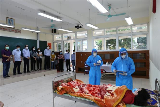 Tình huống giả định, các y bác sỹ đang chăm sóc, điều chị cho bệnh nhân mắc COVID-19 tại Trạm Y tế lưu động. Ảnh TTXVN phát Hà Nội khẩn trương đưa Trạm Y tế lưu động vào hoạt động ảnh 1