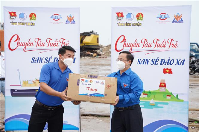 “Chuyến tàu Tuổi trẻ - San sẻ yêu thương” truyền tải thông điệp về sự sẻ chia của tuổi trẻ Bình Thuận. Ảnh: Hồng Hiếu - TTXVN “Chuyến tàu Tuổi trẻ - San sẻ đảo xa” tiếp sức cho huyện đảo Phú Quý chống dịch COVID-19 ảnh 3