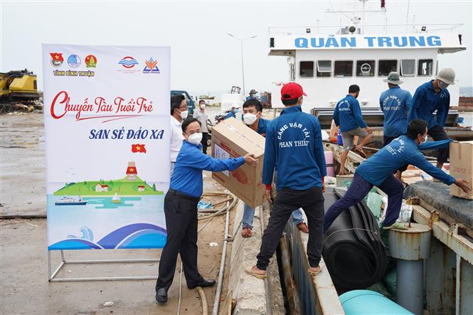 Nhiều vật tư y tế cùng hàng hóa được đưa lên tàu để chở ra đảo. Ảnh: Hồng Hiếu - TTXVN “Chuyến tàu Tuổi trẻ - San sẻ đảo xa” tiếp sức cho huyện đảo Phú Quý chống dịch COVID-19 ảnh 2