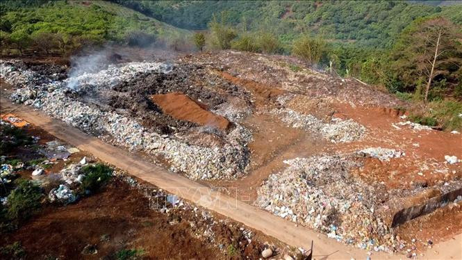 Bãi thu gom rác thải của huyện Đắk R’lấp (Đắk Nông) luôn trong tình trạng quá tải. Ảnh: TTXVN phát Bãi rác tại huyện Đắk R’lấp gây ô nhiễm môi trường ảnh 1